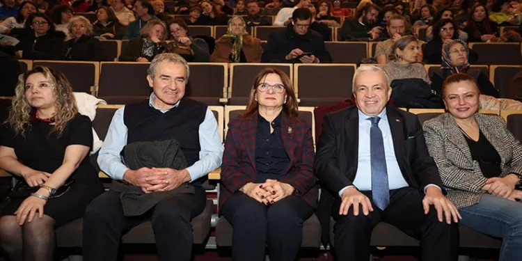 Bursa’da gençler birbirine girdi