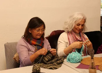 YOLCU MİNİBÜSÜ İLE HAFİF TİCARİ ARACIN KARIŞTIĞI KAZA ANI KAMERAYA YANSIDI