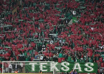 Bursaspor tribünleri Türk bayraklarıyla donatıldı