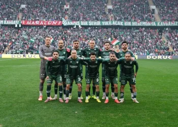 Bursaspor tribünleri Türk bayraklarıyla donatıldı