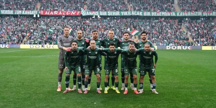 Bursaspor tribünleri Türk bayraklarıyla donatıldı