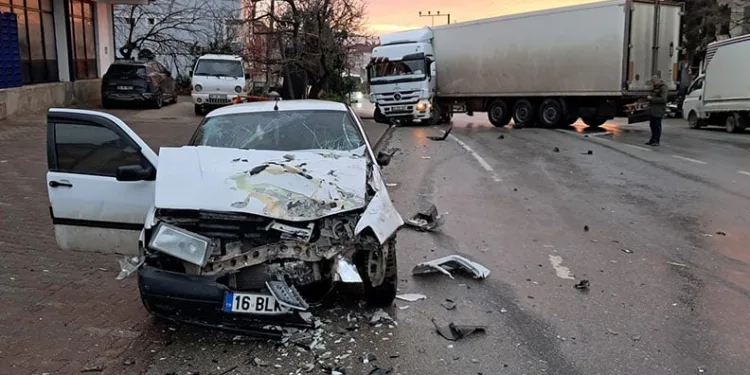 İnegöl’de araçlar çarpıştı: 2 yaralı