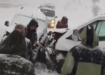 Yüksekova’da buzlu yolda 2 kamyonet çarpıştı