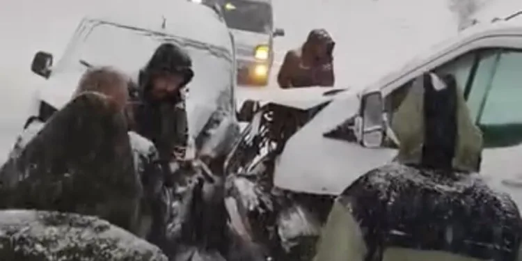 Yüksekova’da buzlu yolda 2 kamyonet çarpıştı