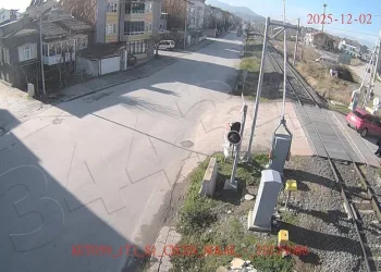 Yüksekova’da buzlu yolda 2 kamyonet çarpıştı