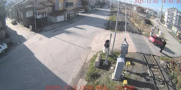 Yüksekova’da buzlu yolda 2 kamyonet çarpıştı