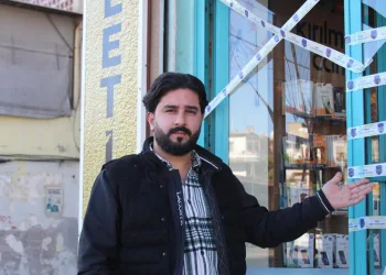 Yüksekova’da buzlu yolda 2 kamyonet çarpıştı