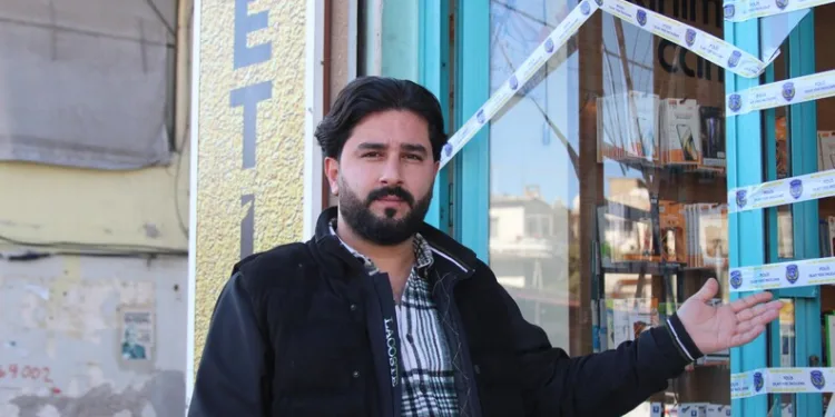 Yüksekova’da buzlu yolda 2 kamyonet çarpıştı