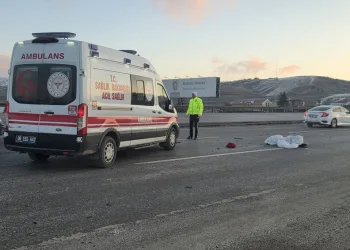 Yüksekova’da buzlu yolda 2 kamyonet çarpıştı