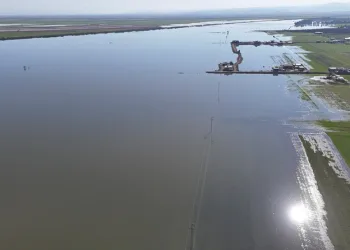 Yüksekova’da buzlu yolda 2 kamyonet çarpıştı