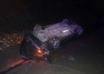 Yüksekova’da buzlu yolda 2 kamyonet çarpıştı