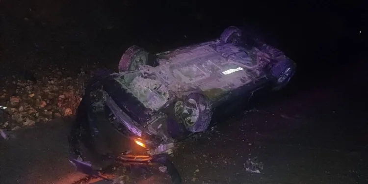 Yüksekova’da buzlu yolda 2 kamyonet çarpıştı