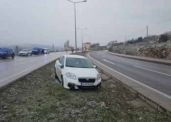 Yüksekova’da buzlu yolda 2 kamyonet çarpıştı