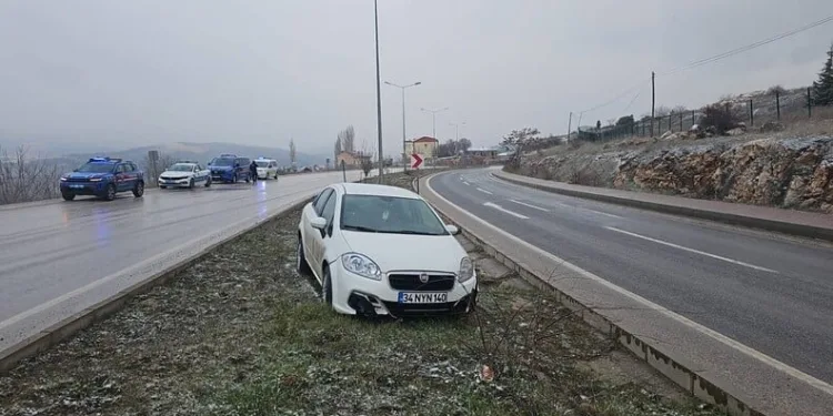 Yüksekova’da buzlu yolda 2 kamyonet çarpıştı