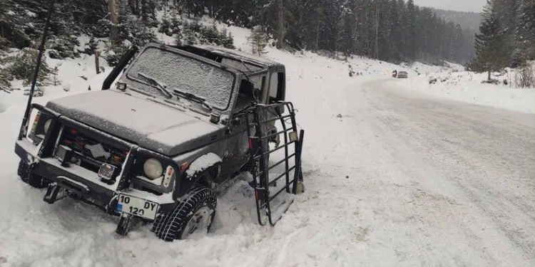 Yüksekova’da buzlu yolda 2 kamyonet çarpıştı