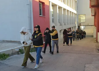 Yüksekova’da buzlu yolda 2 kamyonet çarpıştı