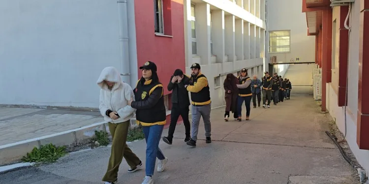 Yüksekova’da buzlu yolda 2 kamyonet çarpıştı