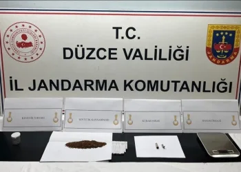 Yüksekova’da buzlu yolda 2 kamyonet çarpıştı