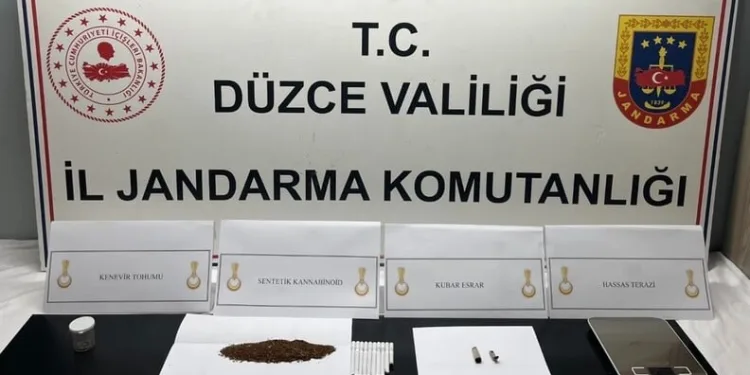 Yüksekova’da buzlu yolda 2 kamyonet çarpıştı