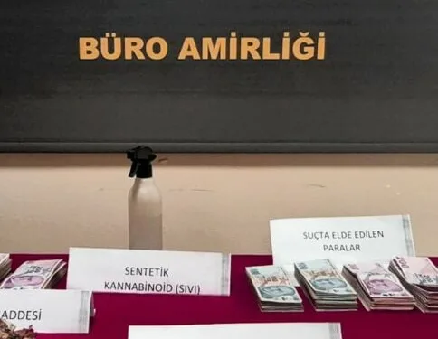 Yüksekova’da buzlu yolda 2 kamyonet çarpıştı