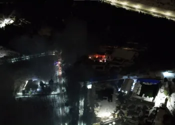 Yüksekova’da buzlu yolda 2 kamyonet çarpıştı