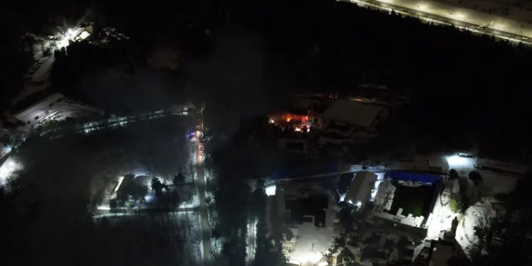 Yüksekova’da buzlu yolda 2 kamyonet çarpıştı