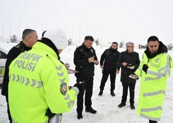 Yüksekova’da buzlu yolda 2 kamyonet çarpıştı