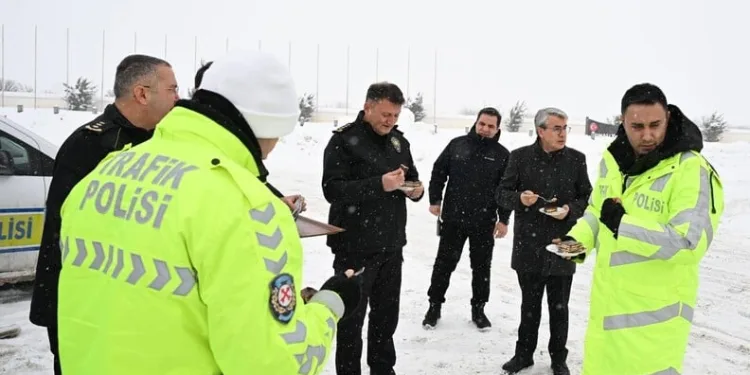 Yüksekova’da buzlu yolda 2 kamyonet çarpıştı