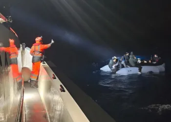 Yüksekova’da buzlu yolda 2 kamyonet çarpıştı