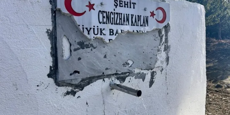 Yüksekova’da buzlu yolda 2 kamyonet çarpıştı