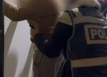 Yüksekova’da buzlu yolda 2 kamyonet çarpıştı