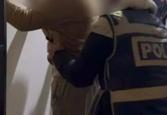 Yüksekova’da buzlu yolda 2 kamyonet çarpıştı