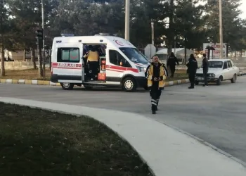 Yüksekova’da buzlu yolda 2 kamyonet çarpıştı