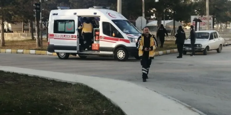 Yüksekova’da buzlu yolda 2 kamyonet çarpıştı