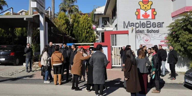 Yüksekova’da buzlu yolda 2 kamyonet çarpıştı