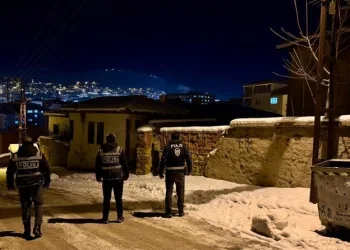 Yüksekova’da buzlu yolda 2 kamyonet çarpıştı