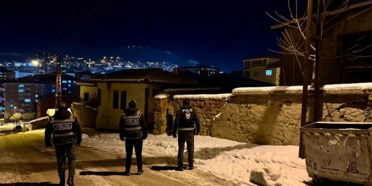 Yüksekova’da buzlu yolda 2 kamyonet çarpıştı