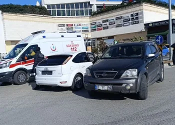 Yüksekova’da buzlu yolda 2 kamyonet çarpıştı