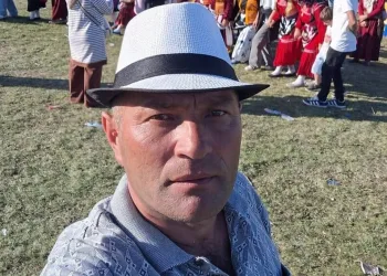 Yüksekova’da buzlu yolda 2 kamyonet çarpıştı