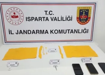 Yüksekova’da buzlu yolda 2 kamyonet çarpıştı