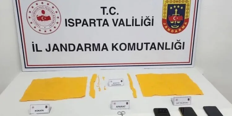 Yüksekova’da buzlu yolda 2 kamyonet çarpıştı