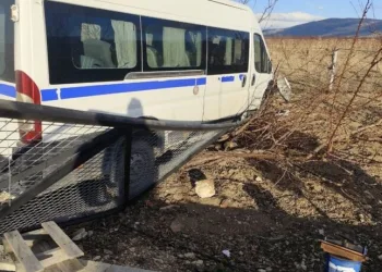Yüksekova’da buzlu yolda 2 kamyonet çarpıştı