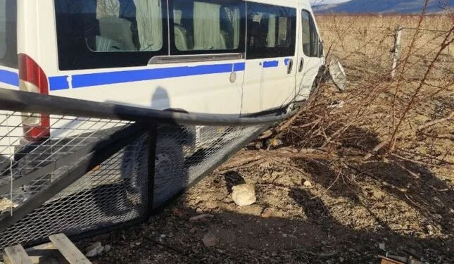 Yüksekova’da buzlu yolda 2 kamyonet çarpıştı