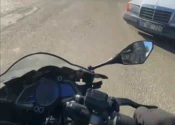 Yüksekova’da buzlu yolda 2 kamyonet çarpıştı