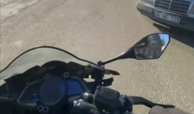 Yüksekova’da buzlu yolda 2 kamyonet çarpıştı