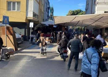 Yüksekova’da buzlu yolda 2 kamyonet çarpıştı