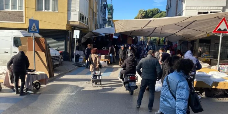 Yüksekova’da buzlu yolda 2 kamyonet çarpıştı
