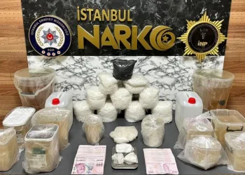 Yüksekova’da buzlu yolda 2 kamyonet çarpıştı