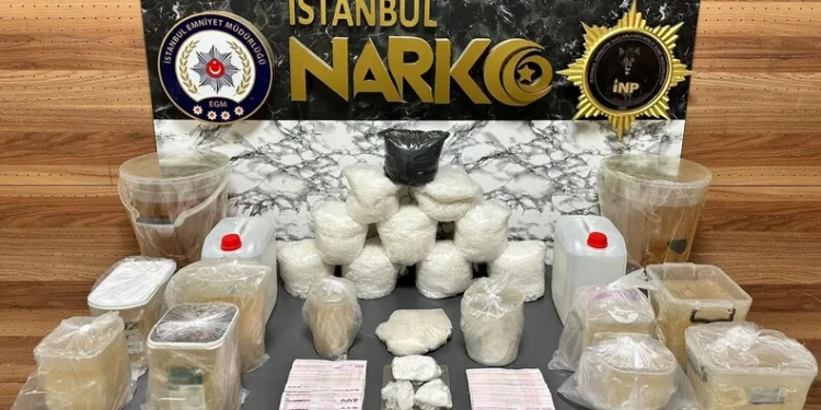 Yüksekova’da buzlu yolda 2 kamyonet çarpıştı