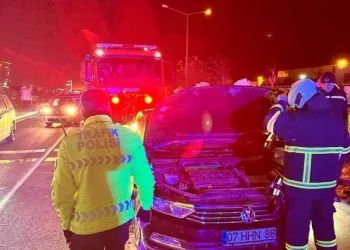 Mardin’de seyir halindeki otomobil alev aldı